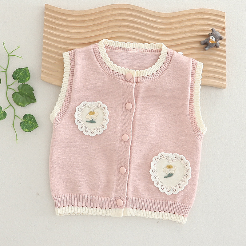 Vesta tricotată pentru fetițe fără mâneci — guler rotund, închidere cu nasturi, țesătură subțire, model desen animat