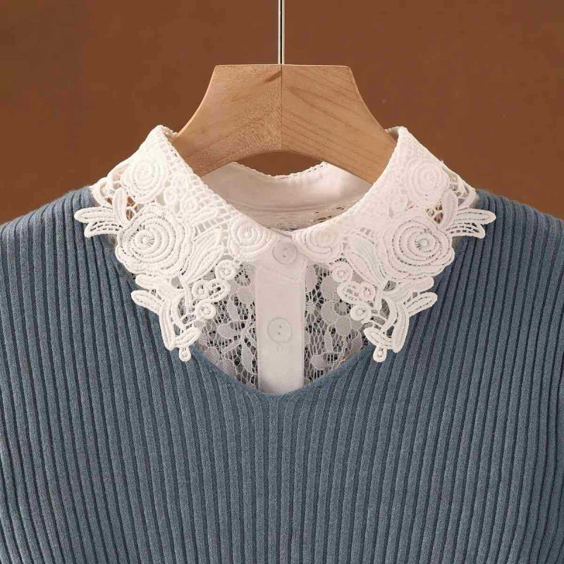 Megztinis su dideliu apykakle ir fiktyvi apykakle; medžiaga: nailono pluoštas; įdaila: nailono pluoštas; vienos spalvos raštas; universalus stilius