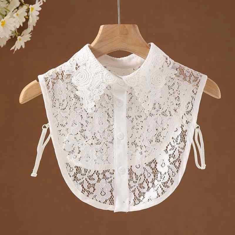 Megztinis su dideliu apykakle ir fiktyvi apykakle; medžiaga: nailono pluoštas; įdaila: nailono pluoštas; vienos spalvos raštas; universalus stilius