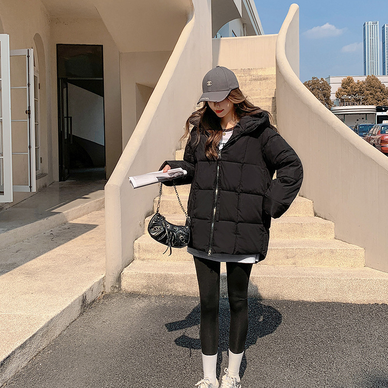 Ženski kaput s pamukovim punilom, poliester tkanina, srednja duljina, kapuljača, zatvarač (Punilo: pamuk-puh; Materijal: poliester; Duljina: srednja; Kapuljača: Da; Zatvarač: Zip)