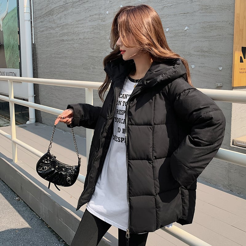 Ženski kaput s pamukovim punilom, poliester tkanina, srednja duljina, kapuljača, zatvarač (Punilo: pamuk-puh; Materijal: poliester; Duljina: srednja; Kapuljača: Da; Zatvarač: Zip)