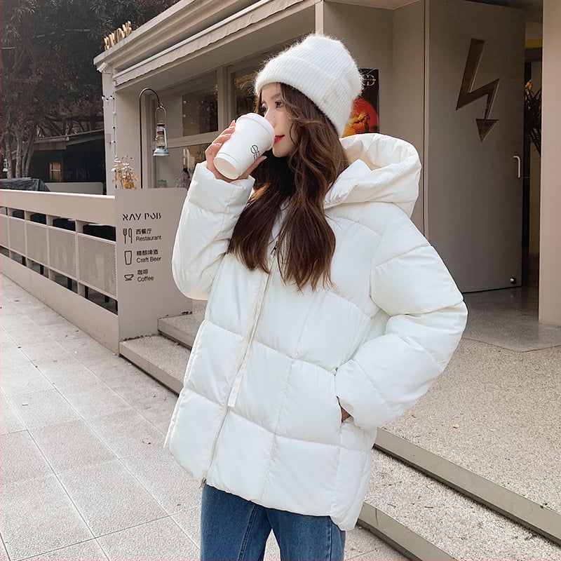 Ženski kaput s pamukovim punilom, poliester tkanina, srednja duljina, kapuljača, zatvarač (Punilo: pamuk-puh; Materijal: poliester; Duljina: srednja; Kapuljača: Da; Zatvarač: Zip)