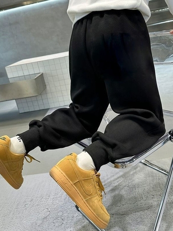 Dječje zimske hlače s flisom, korejskog stila; glavna tkanina 95% poliester, smjesa kemijskih vlakana; visoki struk; pogodné za djecu srednje i veće veličine (preko 8 godina).