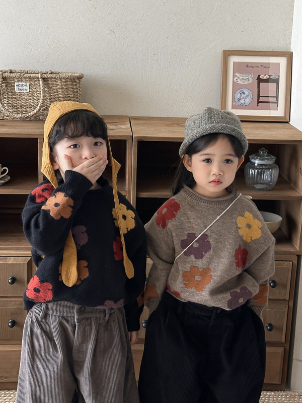 Dječji džemper u japanskom stilu, akrilni pleteni materijal, okrugli izrez i dugi rukavi.