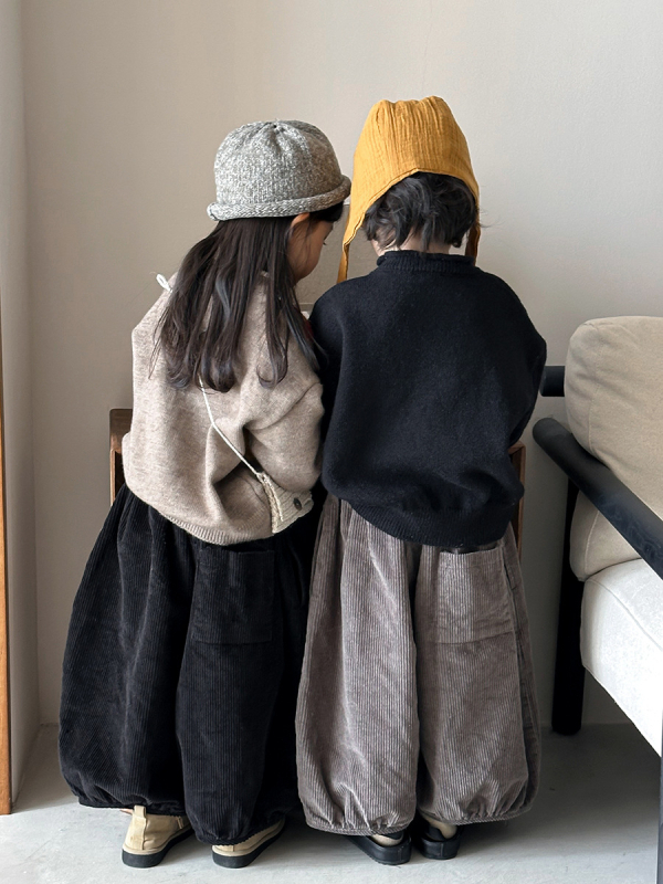 Dječji džemper u japanskom stilu, akrilni pleteni materijal, okrugli izrez i dugi rukavi.
