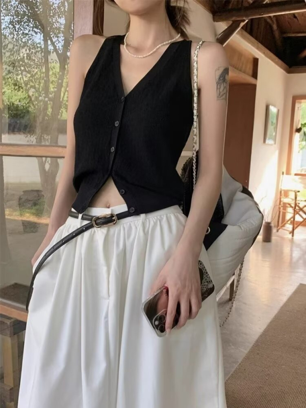 Dámsky bezrukovový kardigánový vest s V výstrihom – elegantný štýl, úzky strih, krátka dĺžka 40–50 cm, polyester