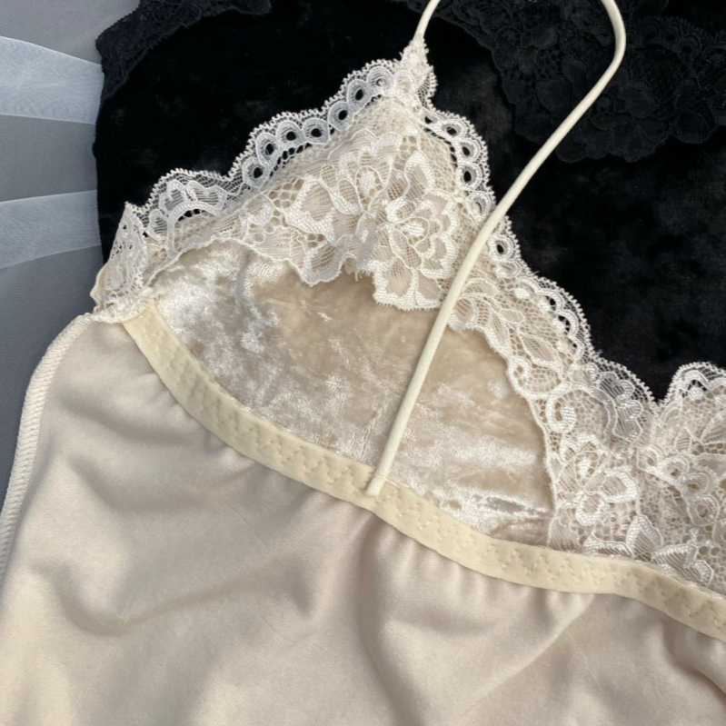 Камизол с подплънки за бюст, дантелена вложка, V-образно деколте, тънки презрамки, материя: велур