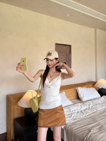 Top tricot cu decolteu în V, croială slim, material din lână (95%+), model 3D