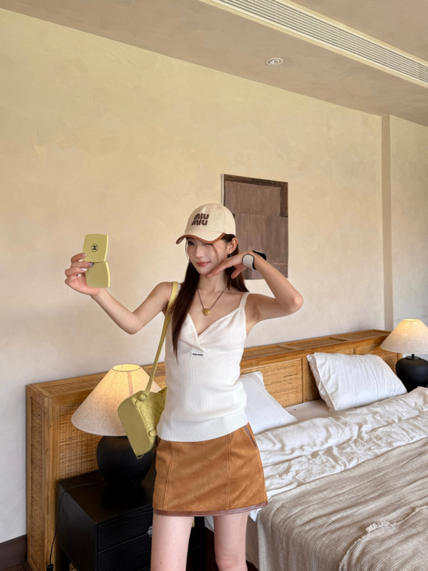 Top tricot cu decolteu în V, croială slim, material din lână (95%+), model 3D