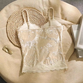 Zamatová camisola s vloženou výstelkou na poprsie, krajka, V-krk