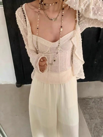 Set damă: cardigan tricotat cu buline şi camisol din dantelă cu mărgele — poliester 95%+, lungime scurtă 40–50 cm, culoare solidă, elasticitate micro-bounce