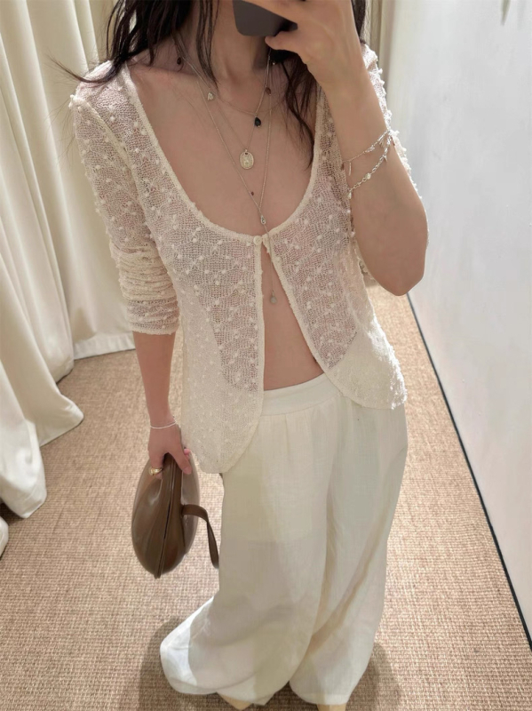 Set damă: cardigan tricotat cu buline şi camisol din dantelă cu mărgele — poliester 95%+, lungime scurtă 40–50 cm, culoare solidă, elasticitate micro-bounce