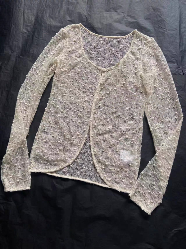 Set damă: cardigan tricotat cu buline şi camisol din dantelă cu mărgele — poliester 95%+, lungime scurtă 40–50 cm, culoare solidă, elasticitate micro-bounce