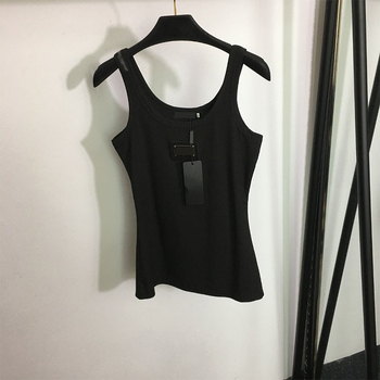 Camisolă de damă cu decor logo metalic și textură cu dungi; material principal: bumbac 70–80%, microelasticitate, bretele duble