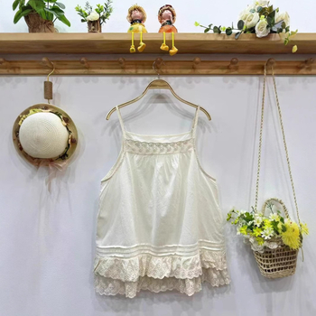 Camisolă cu dantelă brodată — bretele fixe, bumbac 70–80%, model solid, vară 2025, proaspătă și dulce