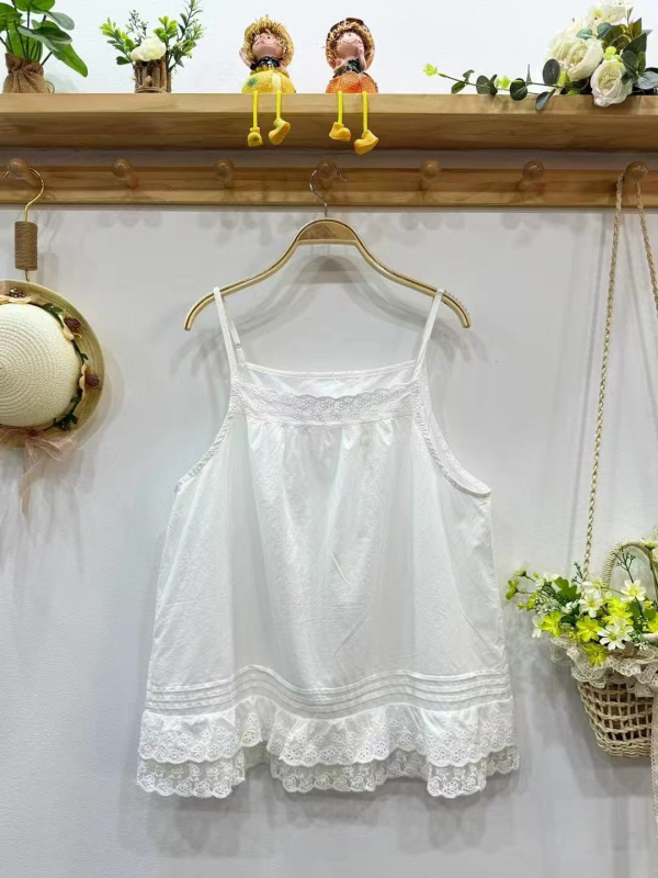 Camisolă cu dantelă brodată — bretele fixe, bumbac 70–80%, model solid, vară 2025, proaspătă și dulce