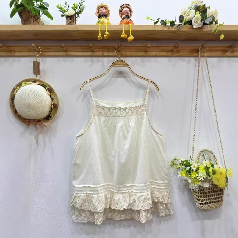 Camisolă cu dantelă brodată — bretele fixe, bumbac 70–80%, model solid, vară 2025, proaspătă și dulce