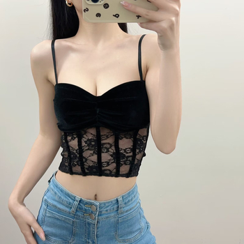 Top crop din velur cu dantelă și pliuri, bretele fixe