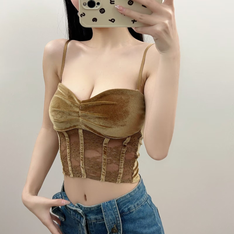 Top crop din velur cu dantelă și pliuri, bretele fixe