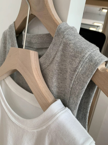 Top de damă din bumbac, guler rotund, fără mâneci, croială slim, lungime medie (bumbac; guler rotund; fără mâneci; croială slim; lungime medie)