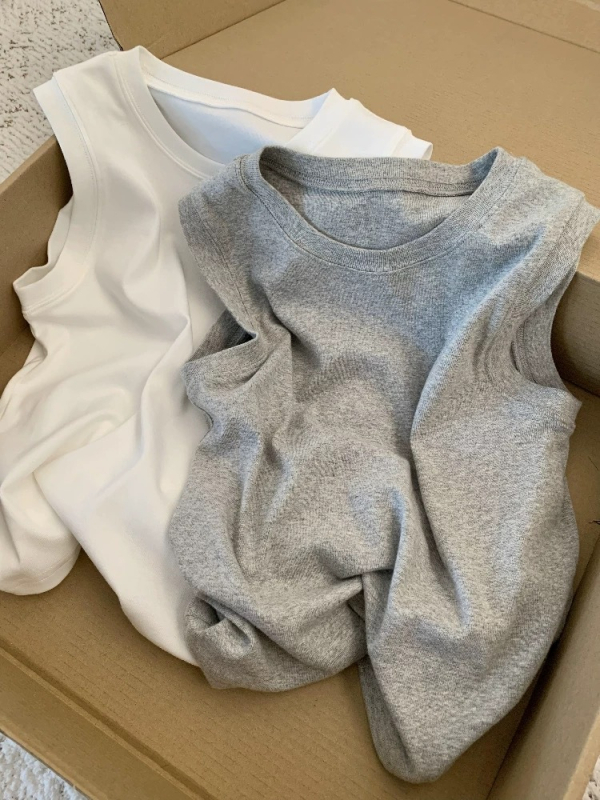 Top de damă din bumbac, guler rotund, fără mâneci, croială slim, lungime medie (bumbac; guler rotund; fără mâneci; croială slim; lungime medie)