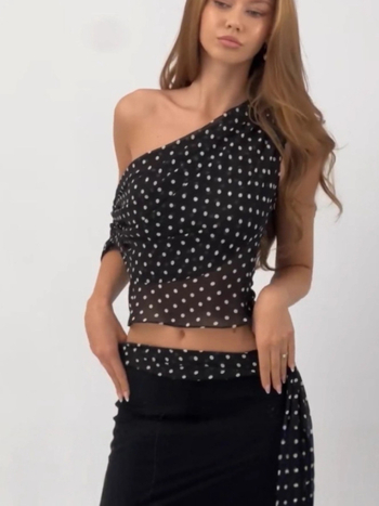 Top Camisole de damă cu bretele — Croială neregulată, imprimeu polka dots, lungime scurtă 40–50 cm, poliester cu elastan sub 30%, Vara 2025