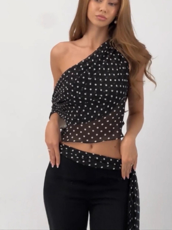 Top Camisole de damă cu bretele — Croială neregulată, imprimeu polka dots, lungime scurtă 40–50 cm, poliester cu elastan sub 30%, Vara 2025