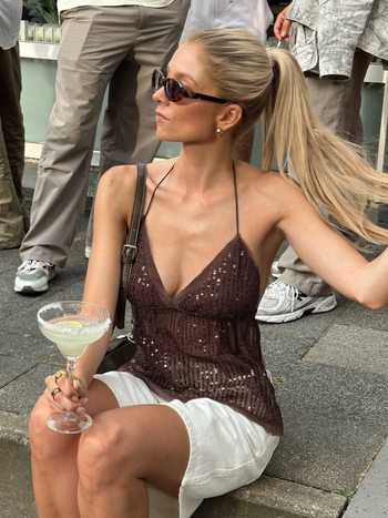 Top cu bretele tip sling, decolteu în V, croială Slim, lungime 50–65 cm, material plasă, poliester 95%