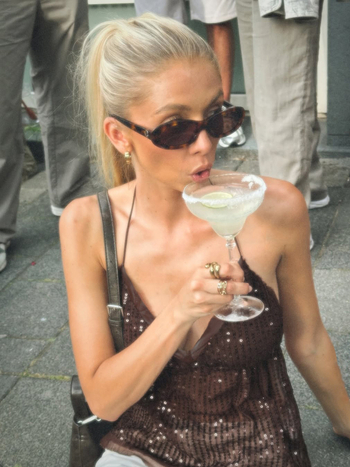 Top cu bretele tip sling, decolteu în V, croială Slim, lungime 50–65 cm, material plasă, poliester 95%