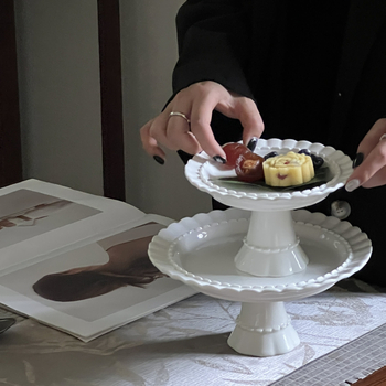 Tavă circulară ceramică pentru desert, pe suport, relief în stil franțuzesc, glazură colorată, compatibilă cu microunde, logo imprimat, personalizabil