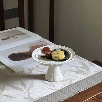 Tavă circulară ceramică pentru desert, pe suport, relief în stil franțuzesc, glazură colorată, compatibilă cu microunde, logo imprimat, personalizabil