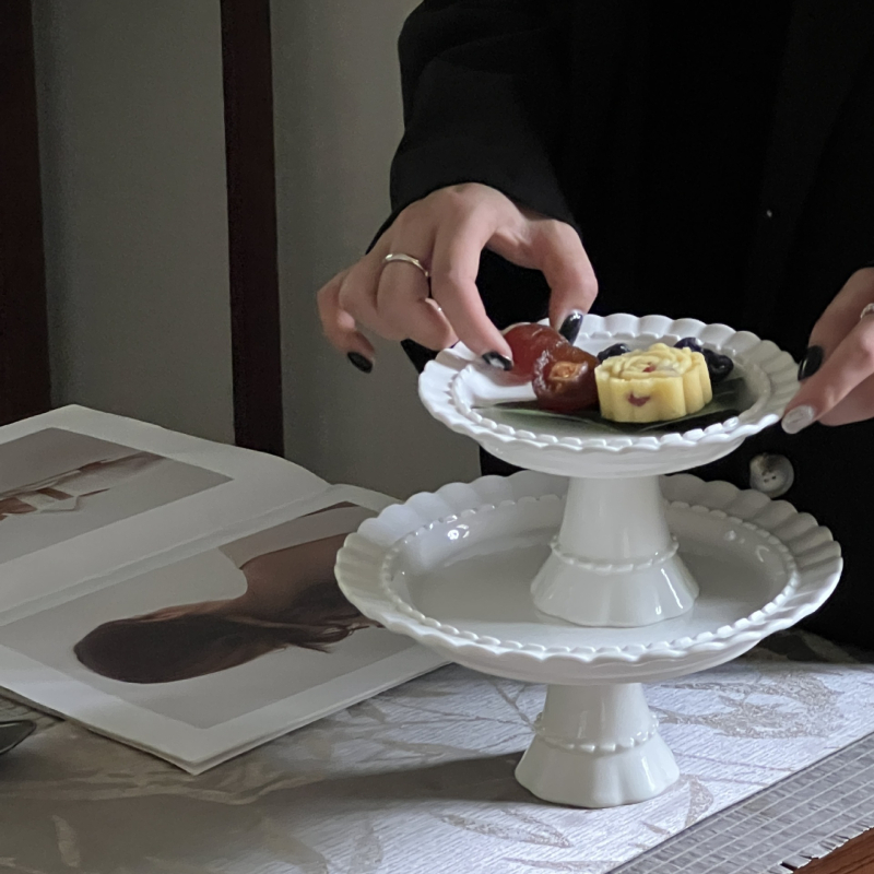 Tavă circulară ceramică pentru desert, pe suport, relief în stil franțuzesc, glazură colorată, compatibilă cu microunde, logo imprimat, personalizabil