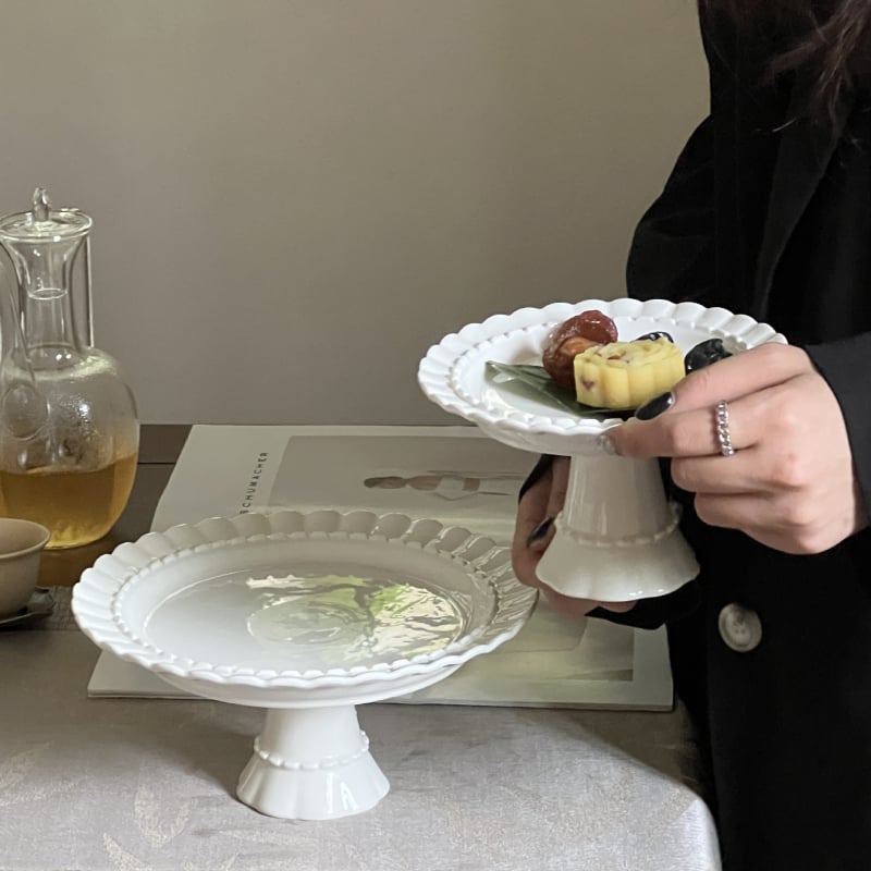 Tavă ceramică pentru deserturi, relief în stil franțuzesc, bază circulară pe picioare înalte, compatibilă cu microunde, imprimare logo și personalizare disponibile