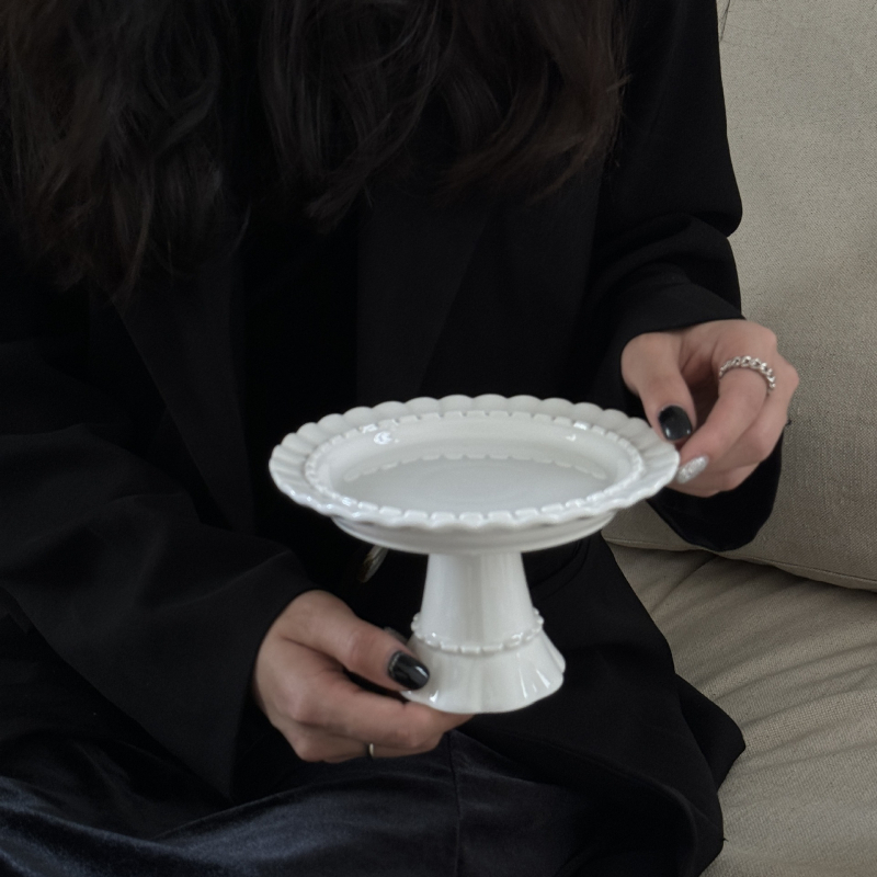 Tavă ceramică pentru deserturi, relief în stil franțuzesc, bază circulară pe picioare înalte, compatibilă cu microunde, imprimare logo și personalizare disponibile