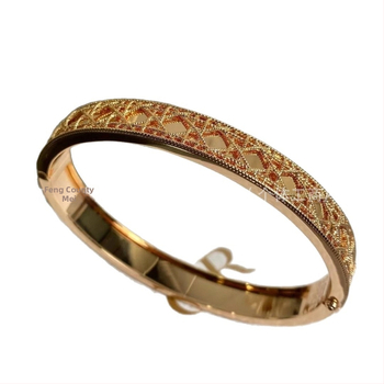 Brățară cu model romb din ratan și bandă răsucită, gol; finisaj V gold; electroplacare; Origine Shantou; Lansare vară 2025; Stil lux lejer