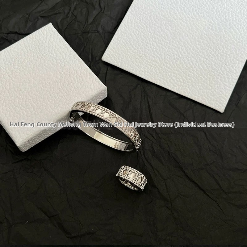 Brățară cu model romb din ratan și bandă răsucită, gol; finisaj V gold; electroplacare; Origine Shantou; Lansare vară 2025; Stil lux lejer