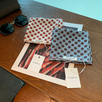 Kvadratinė šalikas su taškuotu raštu, 100% poliesteris, vasara 2025