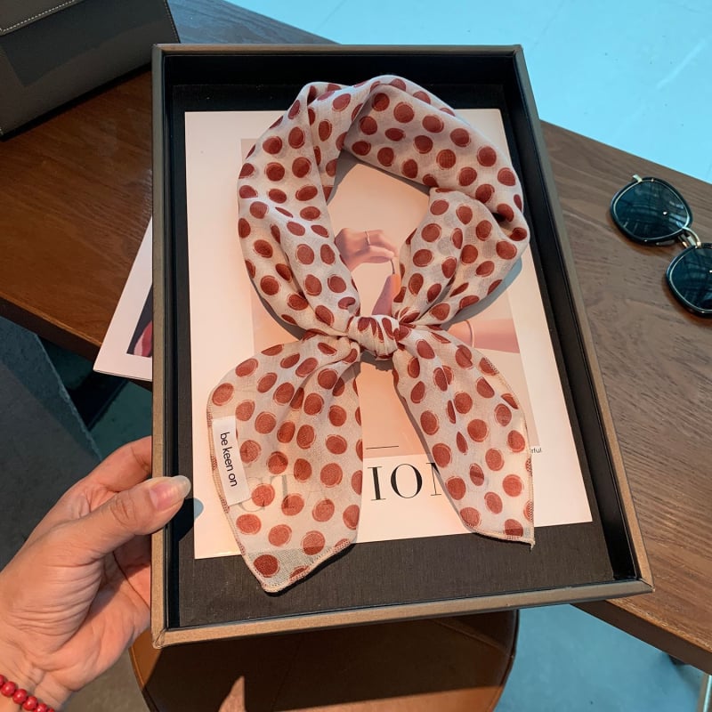 Kvadratinė šalikas su taškuotu raštu, 100% poliesteris, vasara 2025