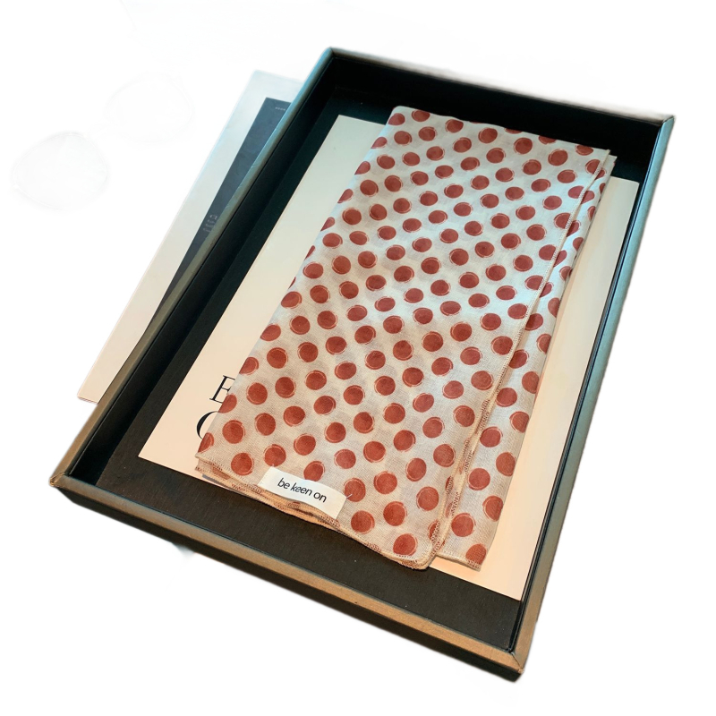 Kvadratinė šalikas su taškuotu raštu, 100% poliesteris, vasara 2025