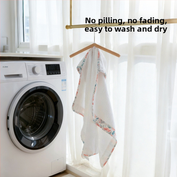 Prosop de baie pentru copii cu glugă – 100% bumbac, model floral, potrivit pentru copii 1–3 ani, colecția iarnă 2025