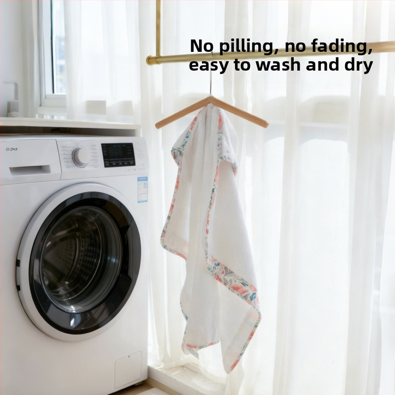 Prosop de baie pentru copii cu glugă – 100% bumbac, model floral, potrivit pentru copii 1–3 ani, colecția iarnă 2025