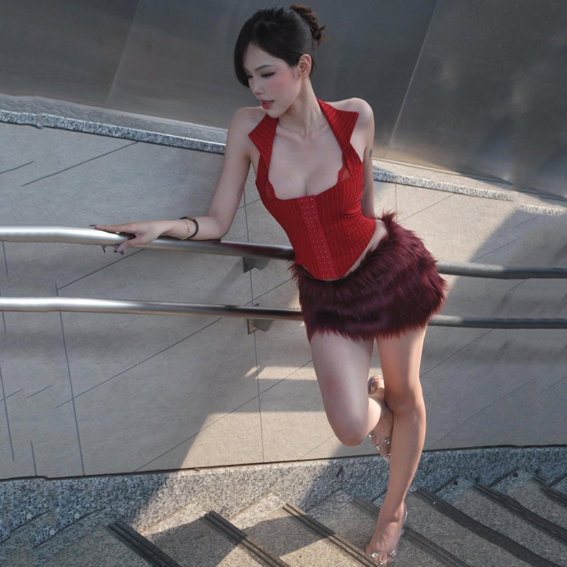 Női halternyakú felső, hátsó rész nyitott, karcsúsított fazon, rövid hossz, poliészter, 90–95% poliészter, street-stílus