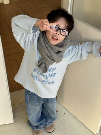 Fiúknak tervezett fleece-béléses hosszú ujjú felső körkörös nyakkal, egyszínű betűkkel; 60% viszkóz, 20% elastán, 20% poliészter; Tél 2025