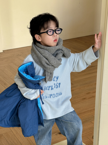 Fiúknak tervezett fleece-béléses hosszú ujjú felső körkörös nyakkal, egyszínű betűkkel; 60% viszkóz, 20% elastán, 20% poliészter; Tél 2025