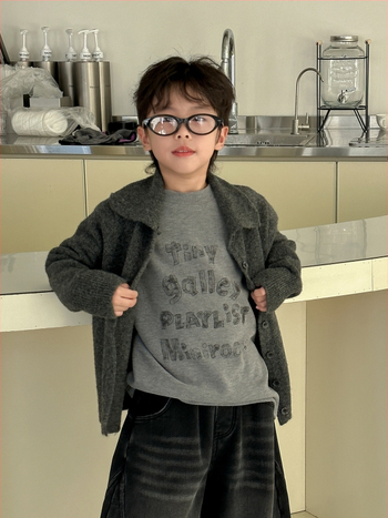 Fiúknak tervezett fleece-béléses hosszú ujjú felső körkörös nyakkal, egyszínű betűkkel; 60% viszkóz, 20% elastán, 20% poliészter; Tél 2025