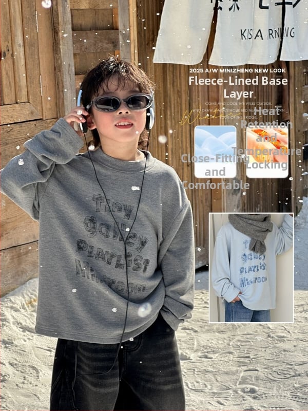 Fiúknak tervezett fleece-béléses hosszú ujjú felső körkörös nyakkal, egyszínű betűkkel; 60% viszkóz, 20% elastán, 20% poliészter; Tél 2025