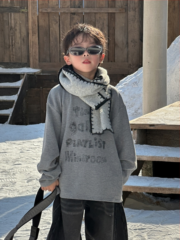 Fiúknak tervezett fleece-béléses hosszú ujjú felső körkörös nyakkal, egyszínű betűkkel; 60% viszkóz, 20% elastán, 20% poliészter; Tél 2025