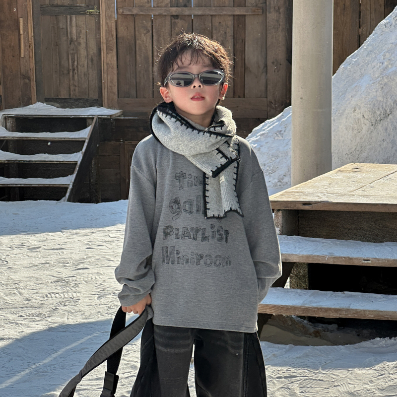 Fiúknak tervezett fleece-béléses hosszú ujjú felső körkörös nyakkal, egyszínű betűkkel; 60% viszkóz, 20% elastán, 20% poliészter; Tél 2025