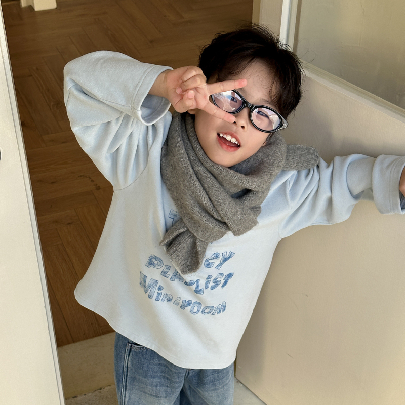 Fiúknak tervezett fleece-béléses hosszú ujjú felső körkörös nyakkal, egyszínű betűkkel; 60% viszkóz, 20% elastán, 20% poliészter; Tél 2025