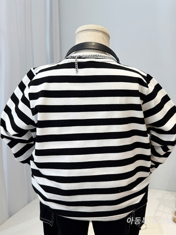 Tricou pentru copii cu mâneci lungi, în dungi, din amestec de bumbac (85% bumbac), guler rotund, croială lejeră, pentru copii 3–8 ani.